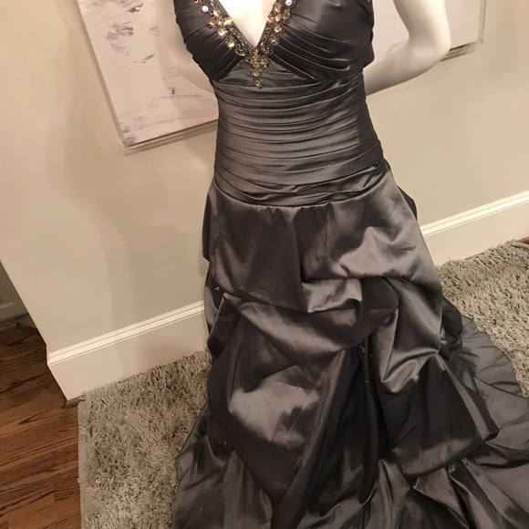 New small gray evening gown. - Picture 5 of 7